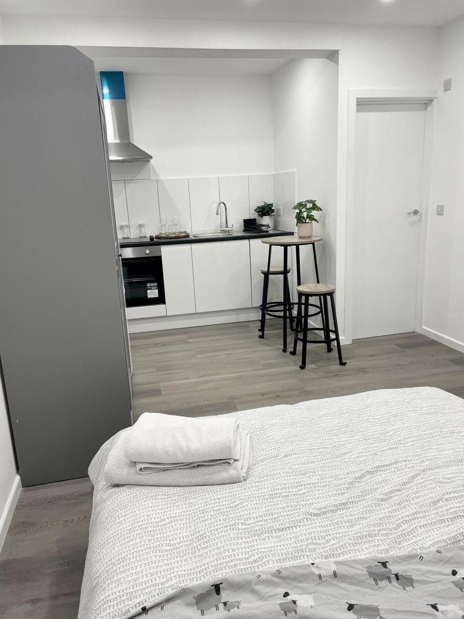 Charming 1-bed In Apartment *